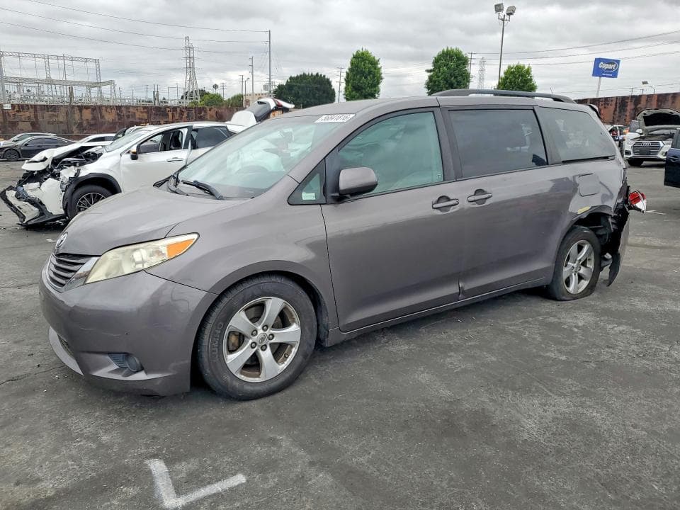 2017 TOYOTA SIENNA LE - 1