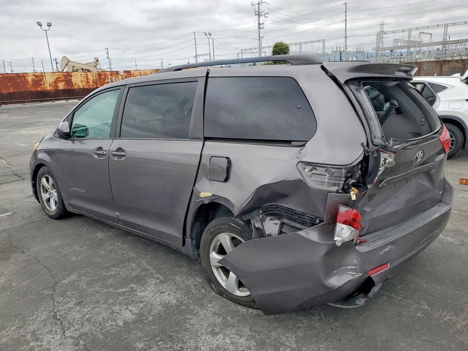 2017 TOYOTA SIENNA LE 2