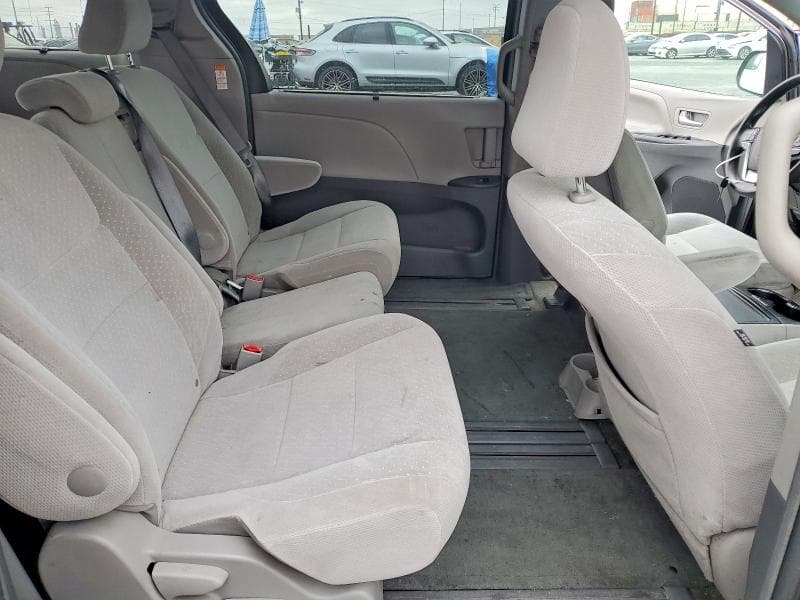 2017 TOYOTA SIENNA LE 11