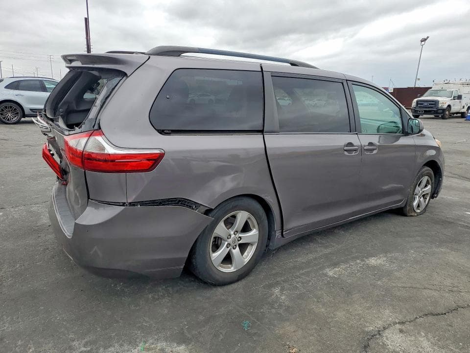2017 TOYOTA SIENNA LE 3