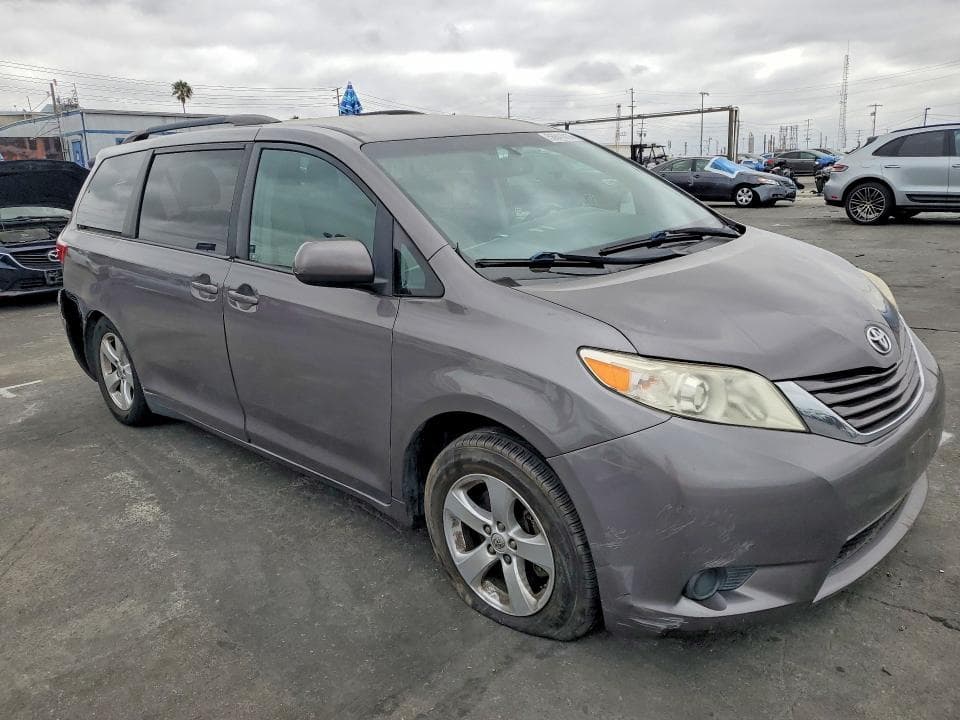 2017 TOYOTA SIENNA LE 4