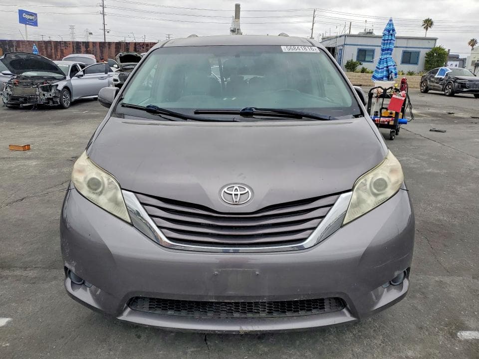 2017 TOYOTA SIENNA LE 5