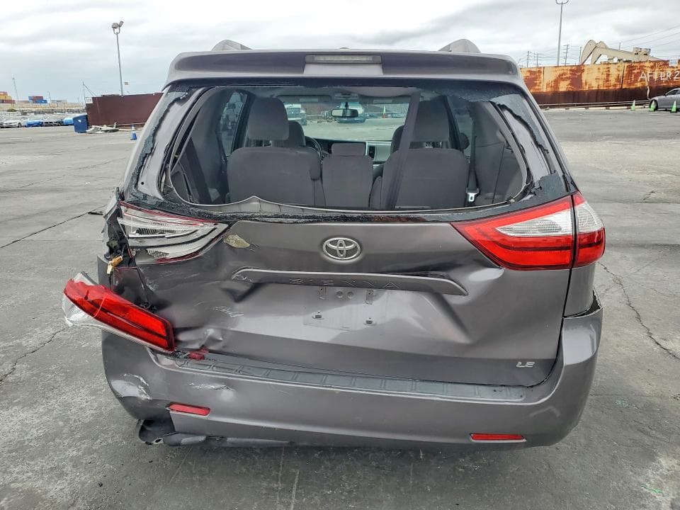 2017 TOYOTA SIENNA LE 6
