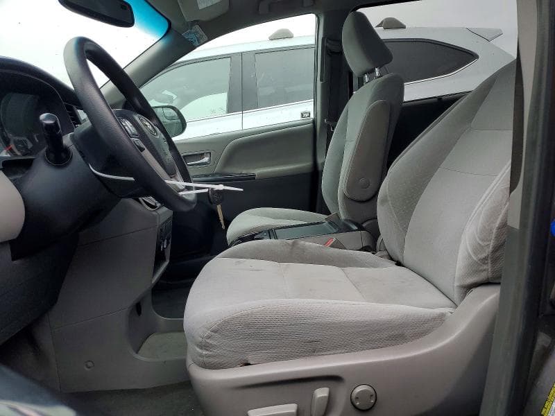2017 TOYOTA SIENNA LE 7