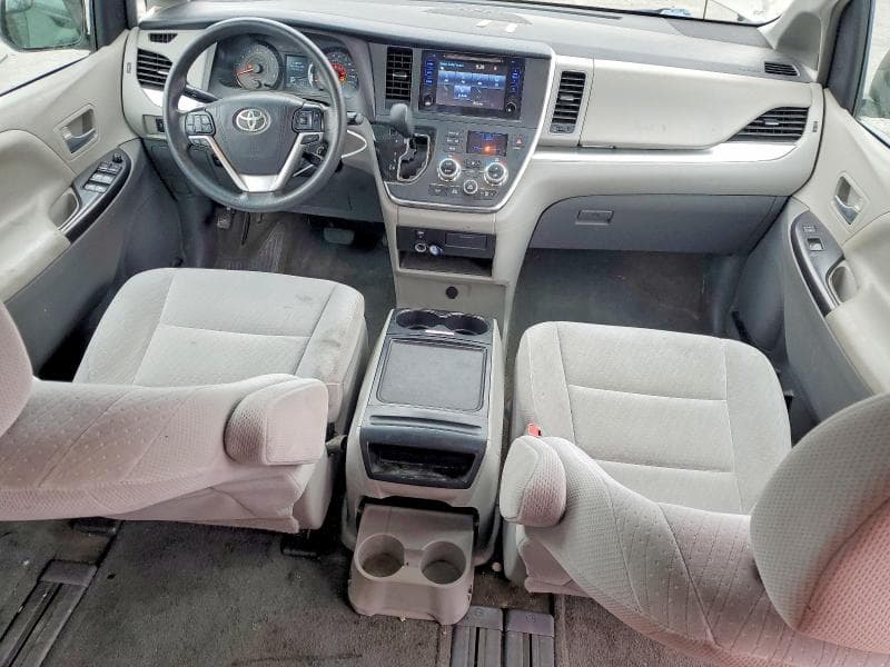 2017 TOYOTA SIENNA LE 8