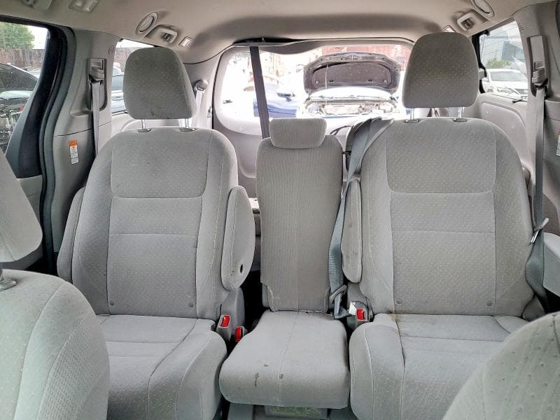 2017 TOYOTA SIENNA LE 10