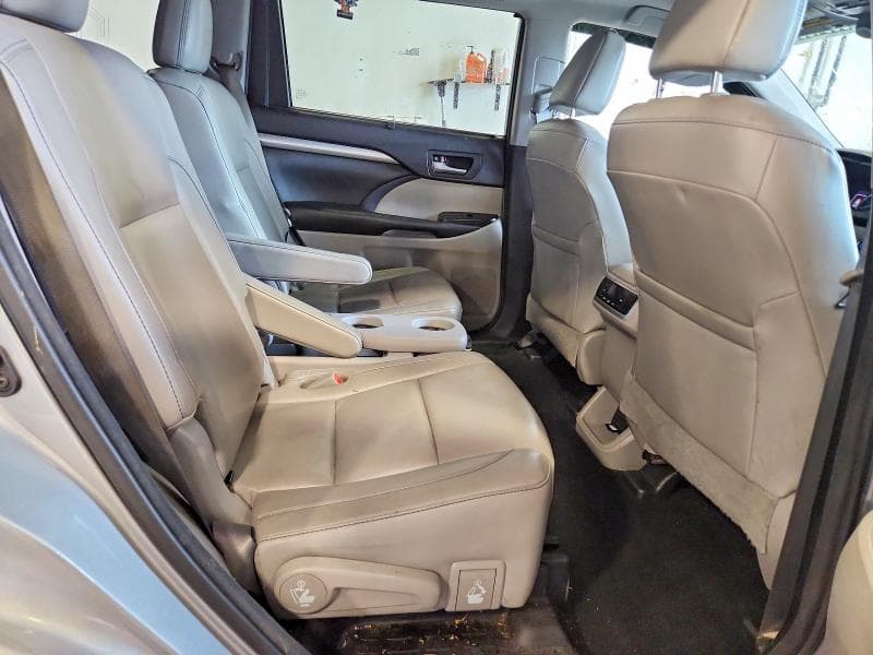 2017 TOYOTA HIGHLANDER XLE 11