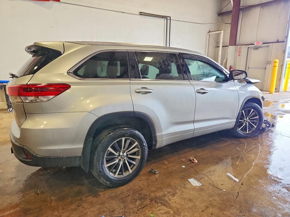 2017 TOYOTA HIGHLANDER XLE 3