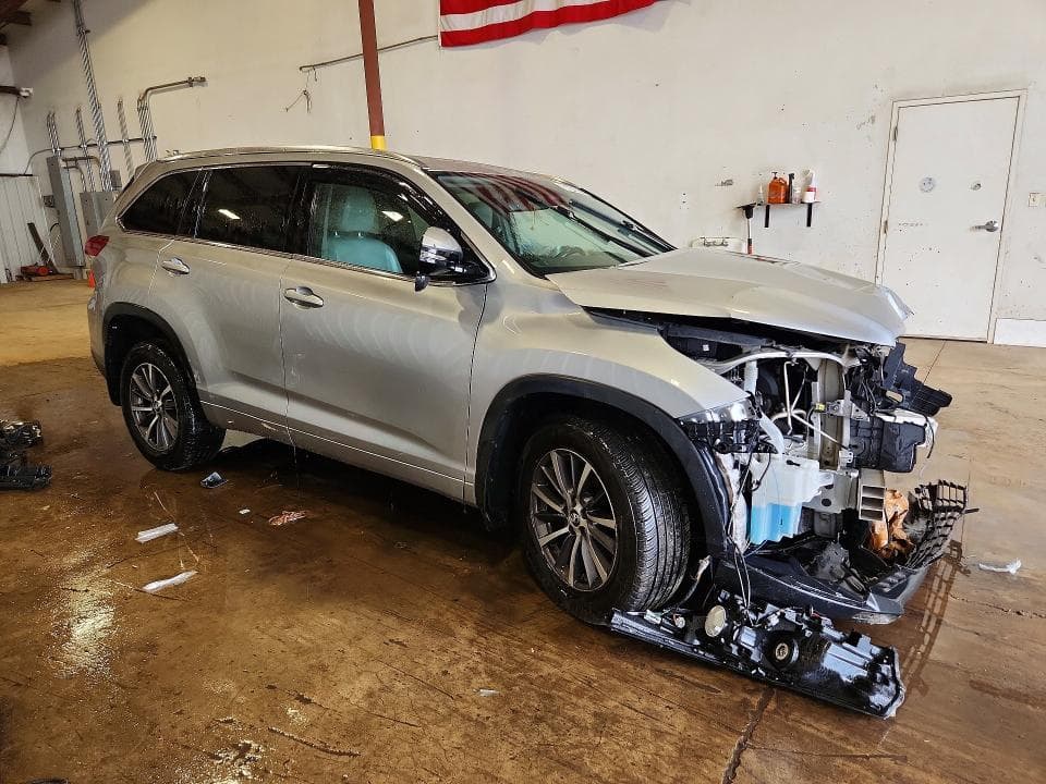 2017 TOYOTA HIGHLANDER XLE 4