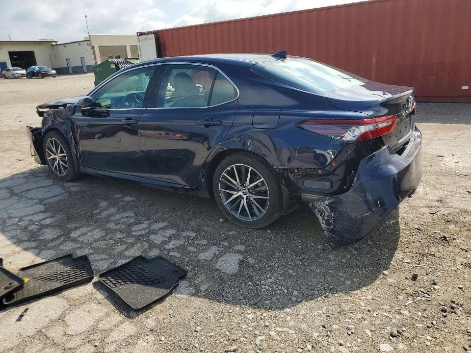 2022 TOYOTA CAMRY XLE 2