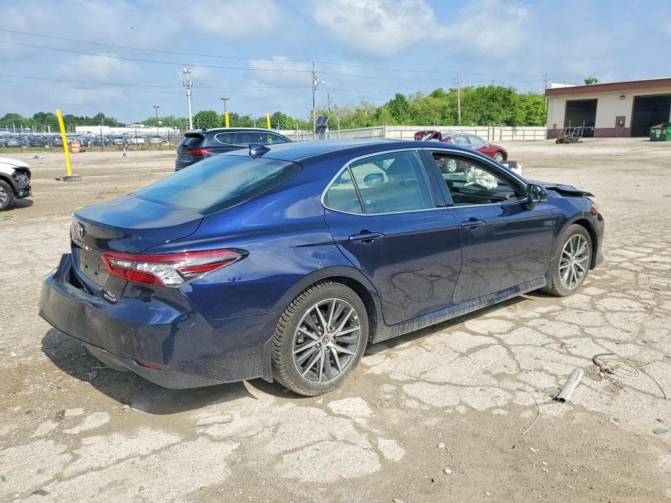 2022 TOYOTA CAMRY XLE 3