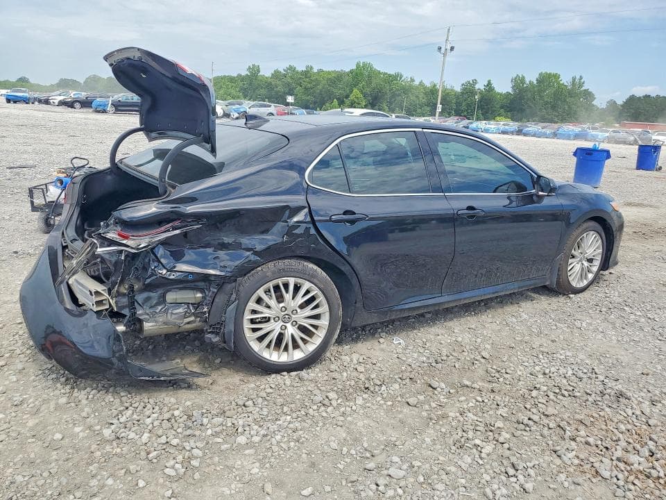 2019 TOYOTA CAMRY XLE 3