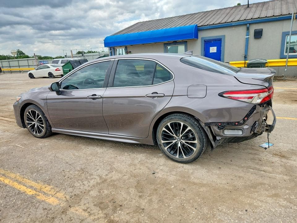 2018 TOYOTA CAMRY SE 2
