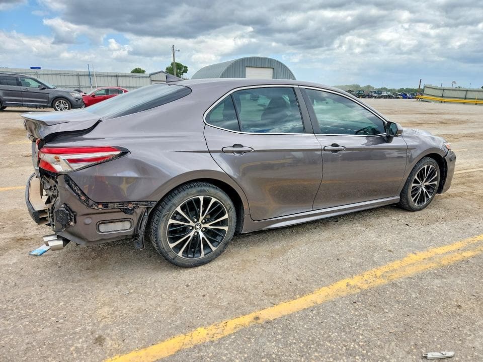 2018 TOYOTA CAMRY SE 3