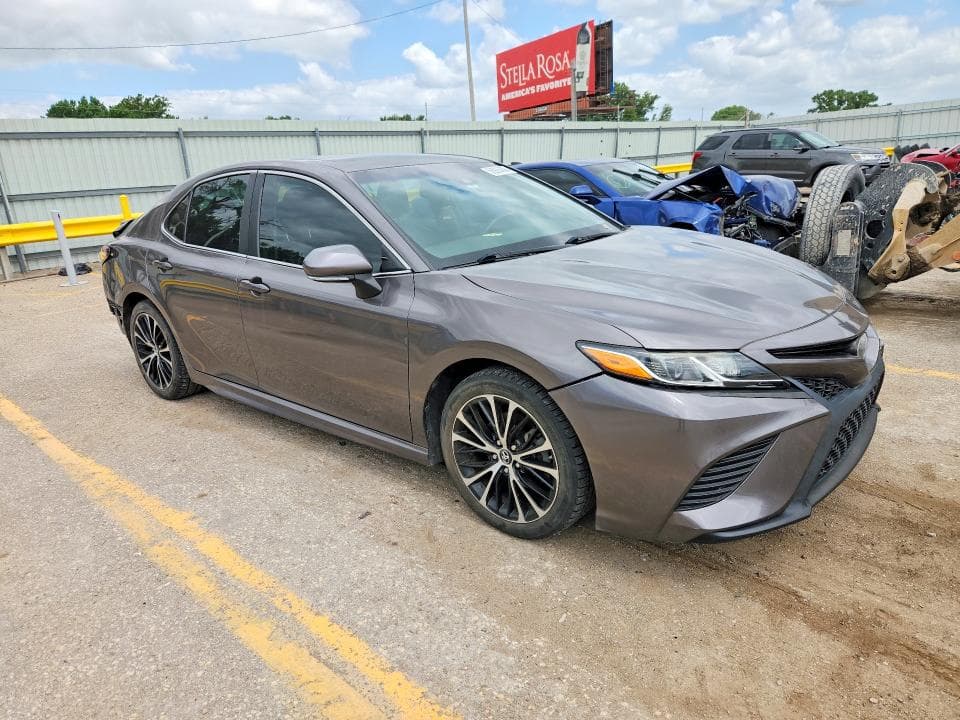 2018 TOYOTA CAMRY SE 4