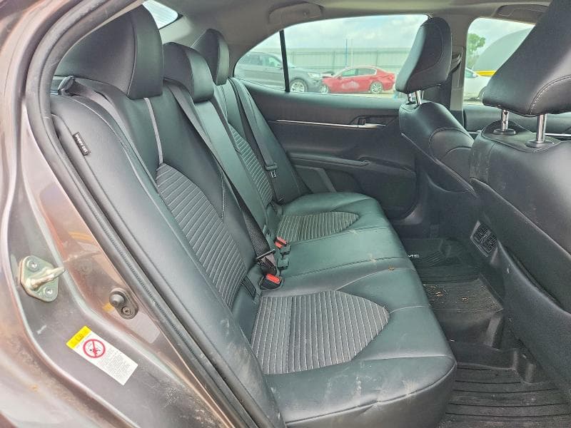 2018 TOYOTA CAMRY SE 10