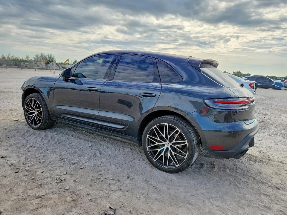 2024 PORSCHE MACAN BASE 2