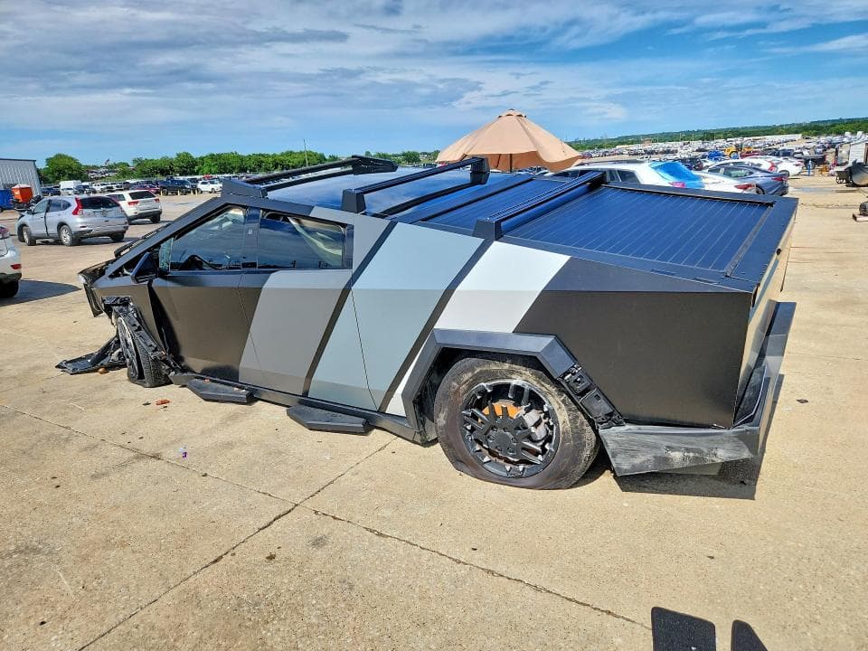2025 TESLA CYBERTRUCK 2