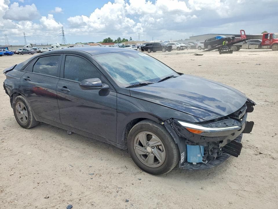 2025 HYUNDAI ELANTRA SE 4