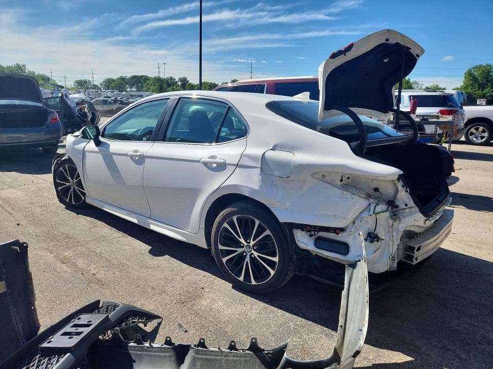 2019 TOYOTA CAMRY SE 2