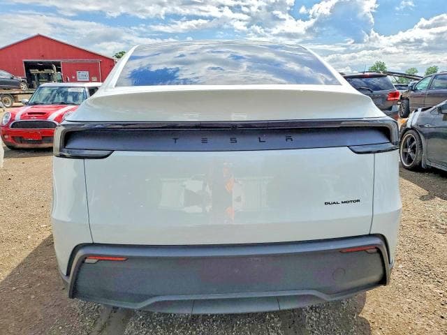 2026 TESLA MODEL Y 6