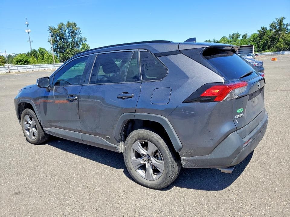 2022 TOYOTA RAV4 XLE 2