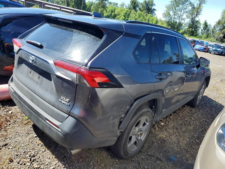 2022 TOYOTA RAV4 XLE 3
