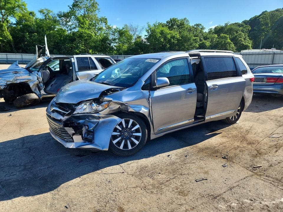 2018 TOYOTA SIENNA XLE 7-PASSENGER 1