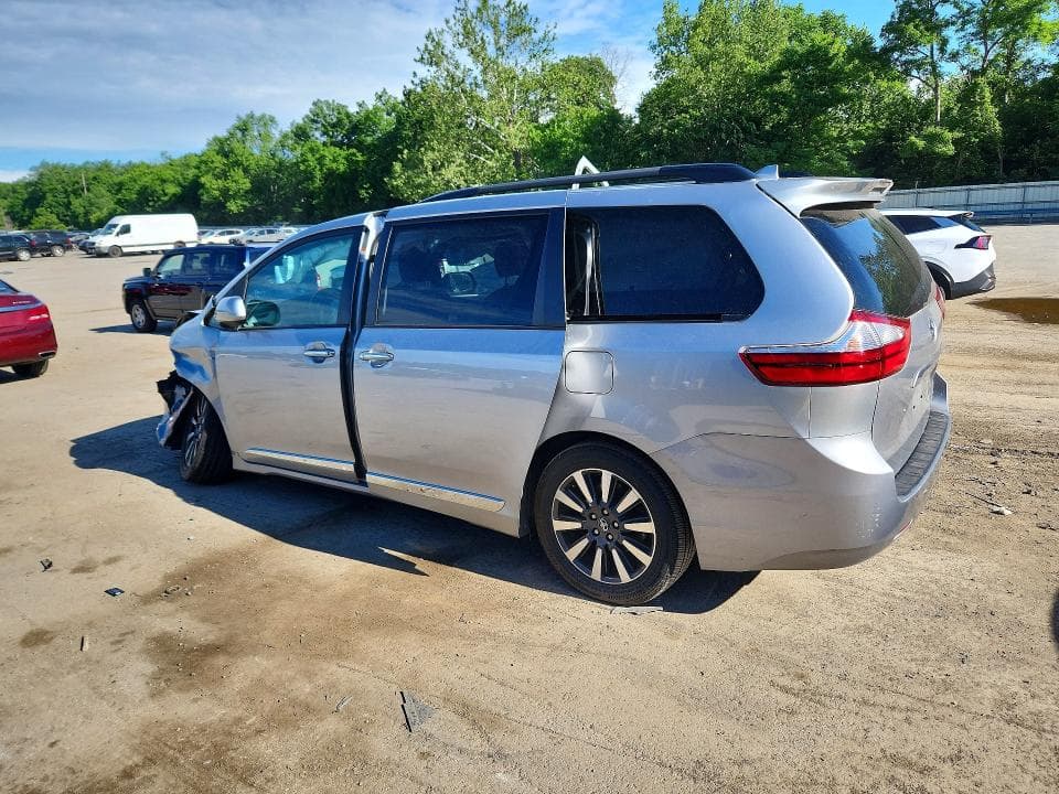 2018 TOYOTA SIENNA XLE 7-PASSENGER 2