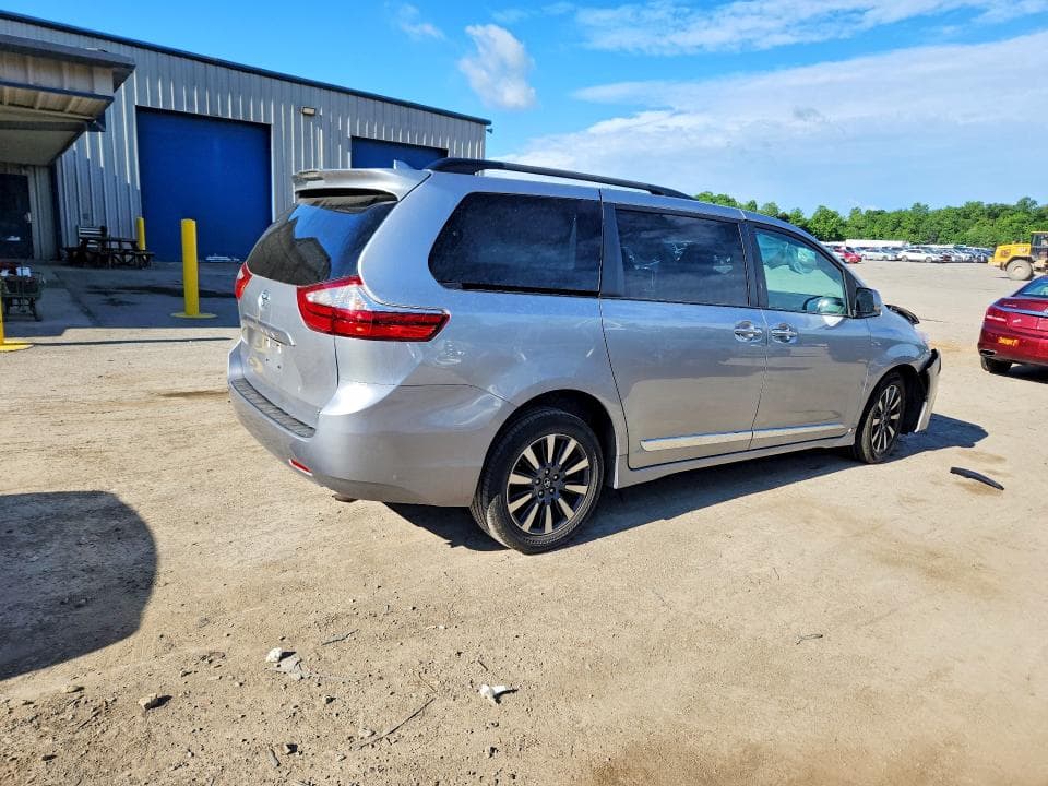 2018 TOYOTA SIENNA XLE 7-PASSENGER 3