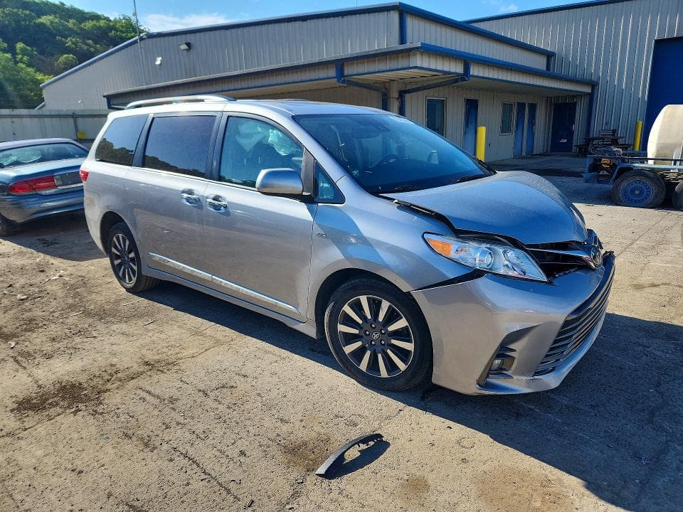 2018 TOYOTA SIENNA XLE 7-PASSENGER 4