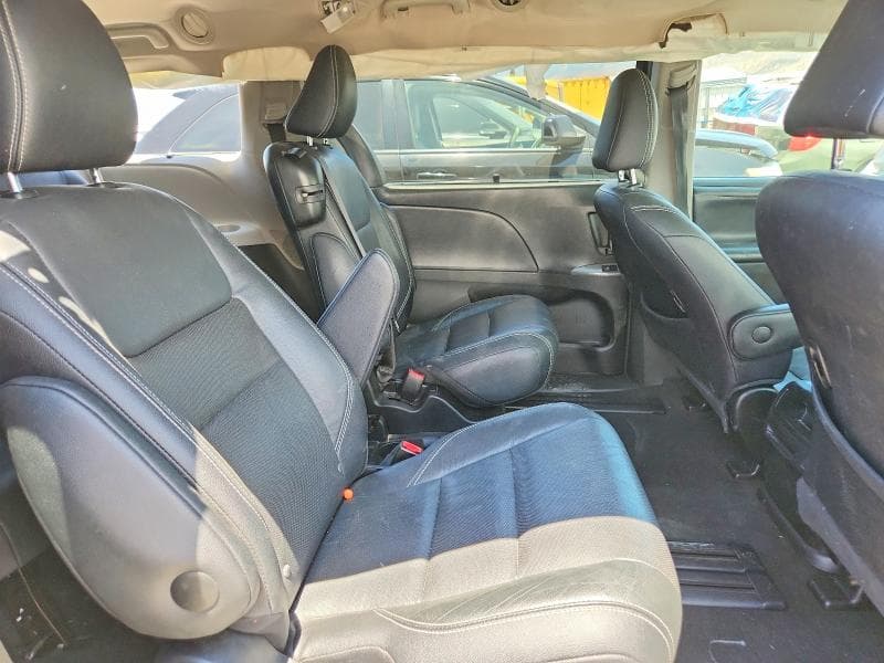 2017 TOYOTA SIENNA SE 11