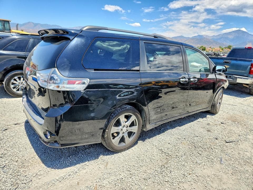 2017 TOYOTA SIENNA SE 3