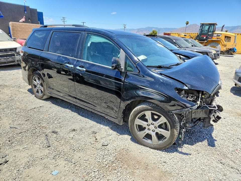 2017 TOYOTA SIENNA SE 4