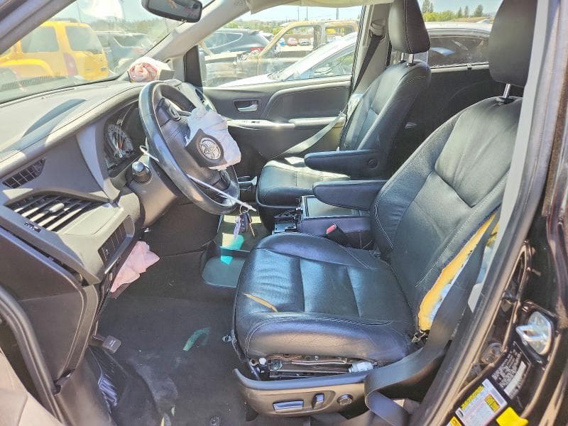 2017 TOYOTA SIENNA SE 7