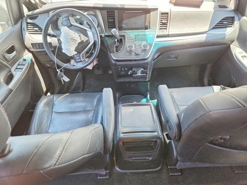 2017 TOYOTA SIENNA SE 8