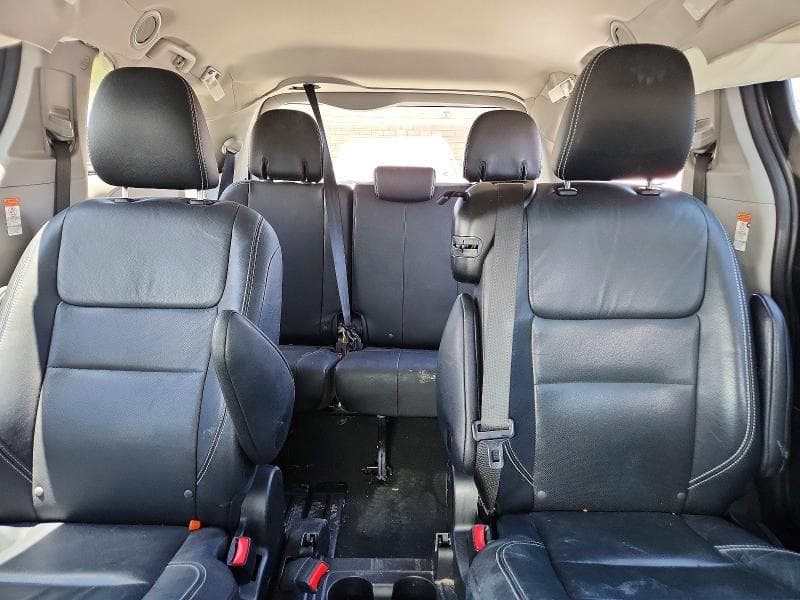 2017 TOYOTA SIENNA SE 10