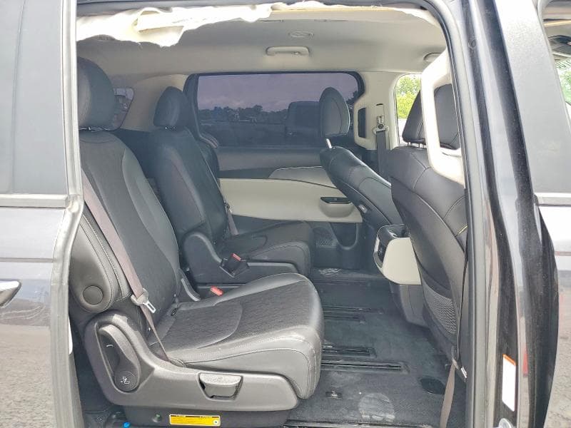 2023 KIA CARNIVAL LX 11