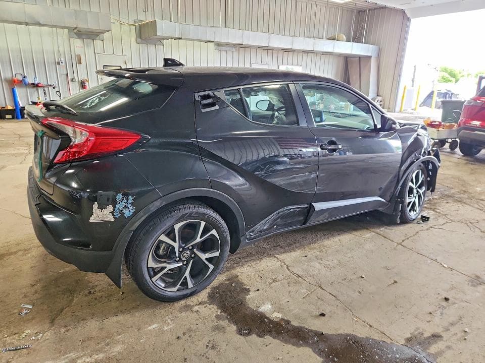 2021 TOYOTA C-HR XLE 3