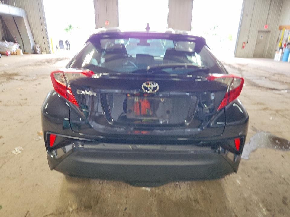 2021 TOYOTA C-HR XLE 6
