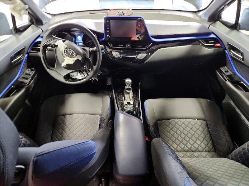 2021 TOYOTA C-HR XLE 8