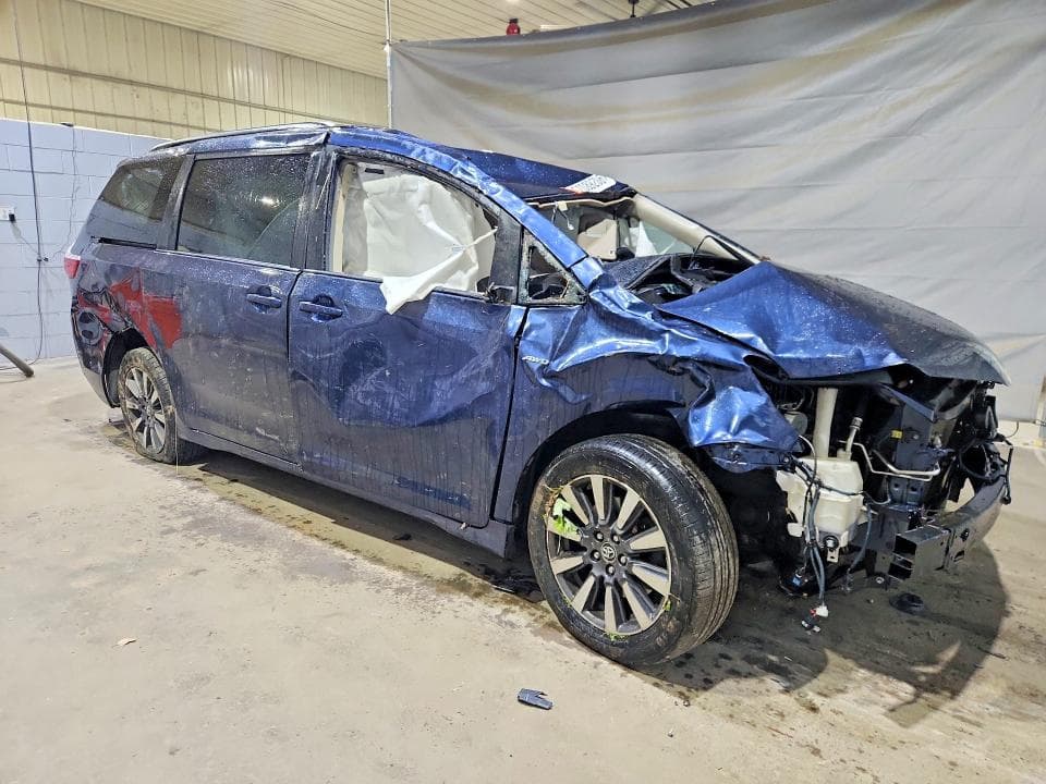 2019 TOYOTA SIENNA LE 4