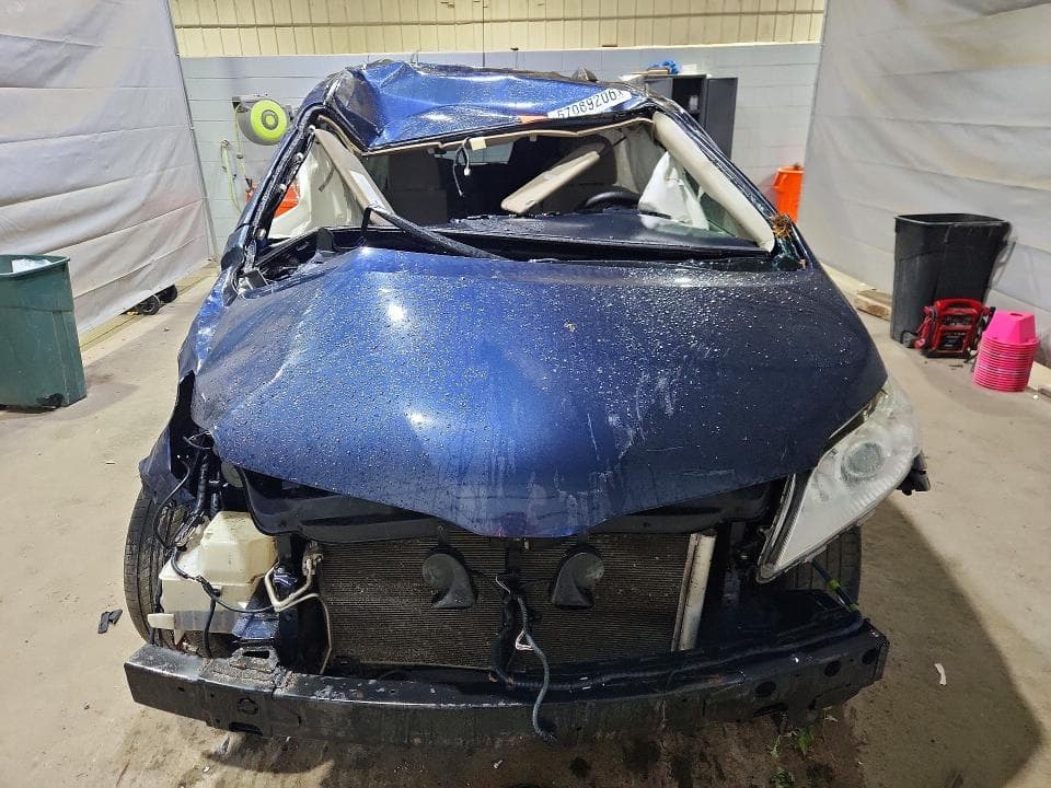 2019 TOYOTA SIENNA LE 5