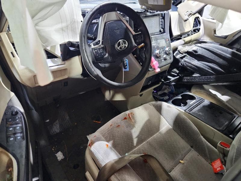 2019 TOYOTA SIENNA LE 8