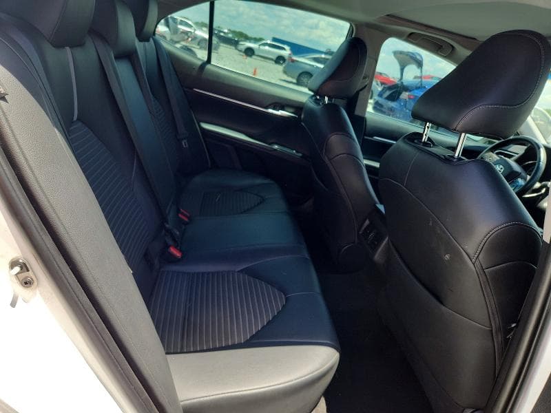 2018 TOYOTA CAMRY SE 10