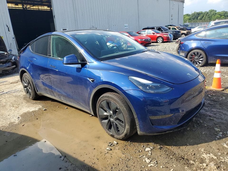 2025 TESLA MODEL Y 4