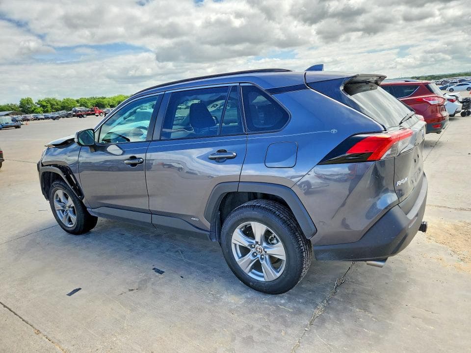 2022 TOYOTA RAV4 XLE 2