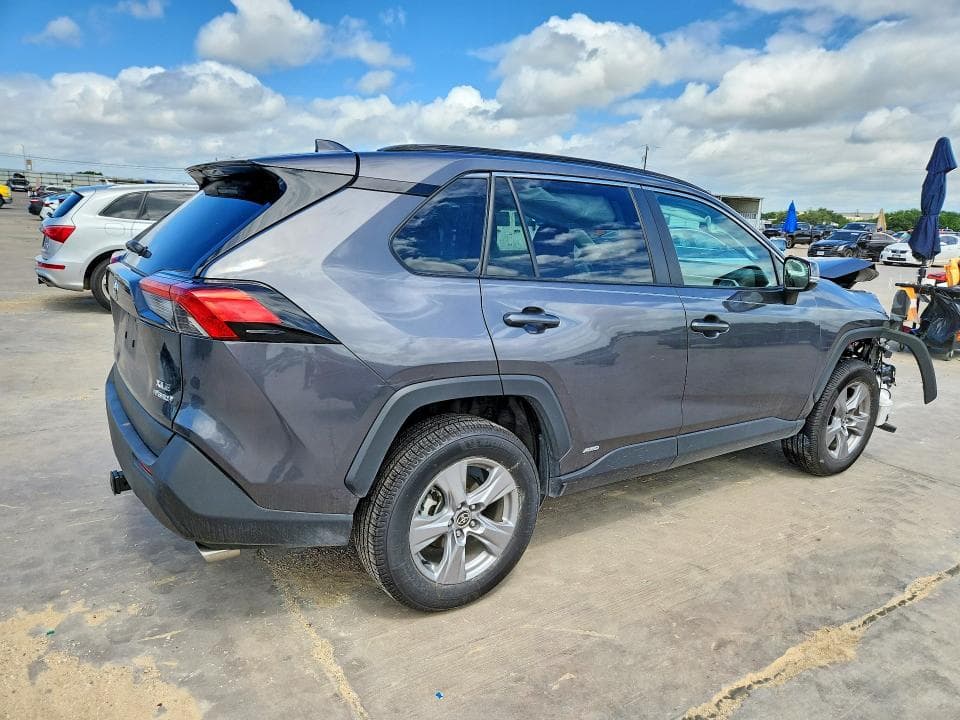2022 TOYOTA RAV4 XLE 3