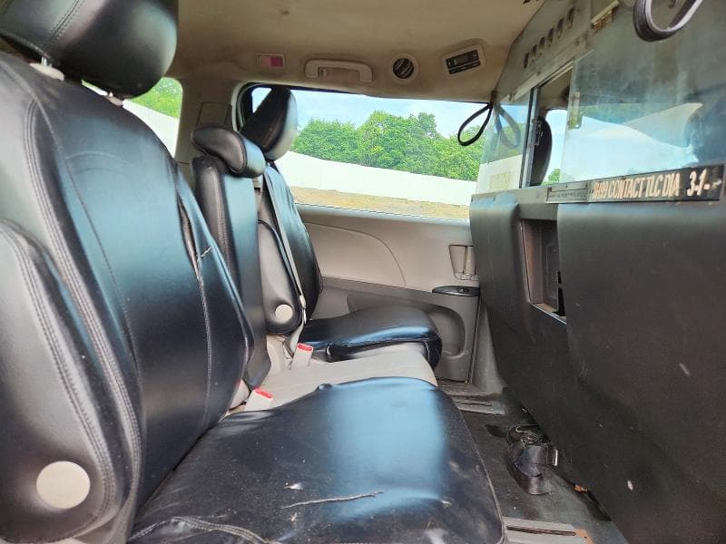 2017 TOYOTA SIENNA 11