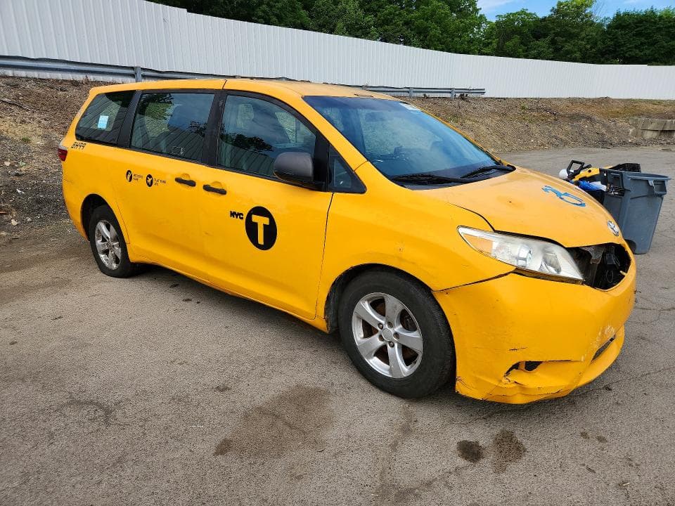 2017 TOYOTA SIENNA 4
